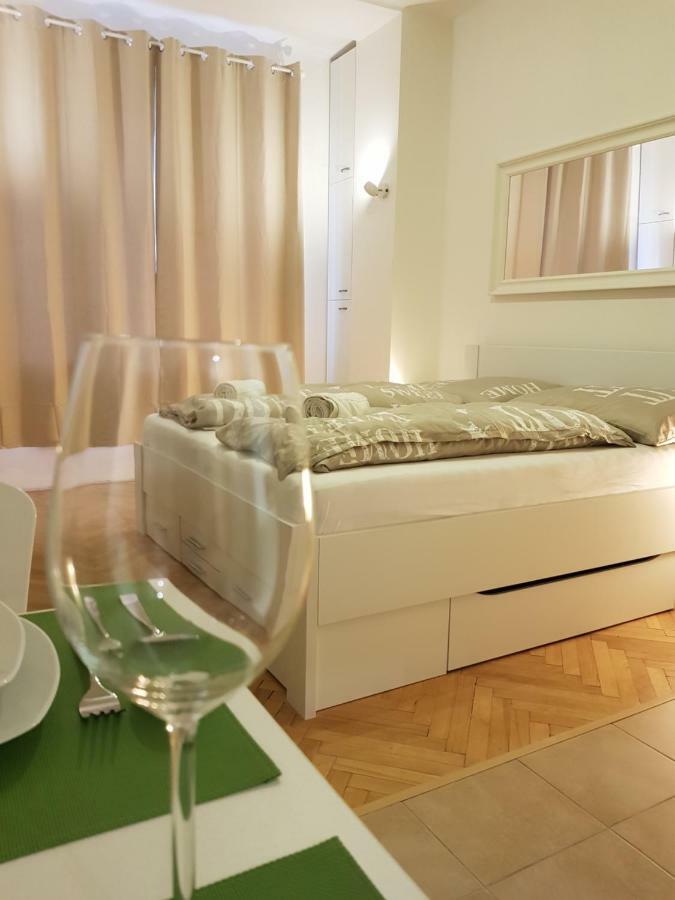 Cozy With Parking Near Center Praag